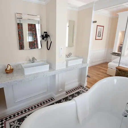 Weinberg-schloesschen 3*