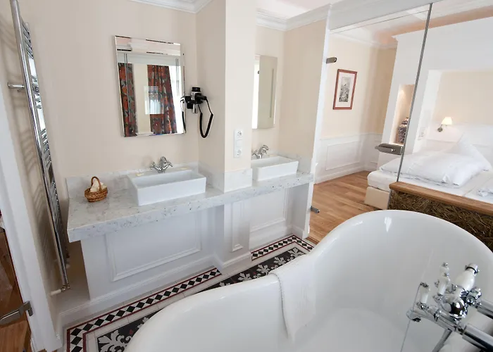 Weinberg-schloesschen 3*